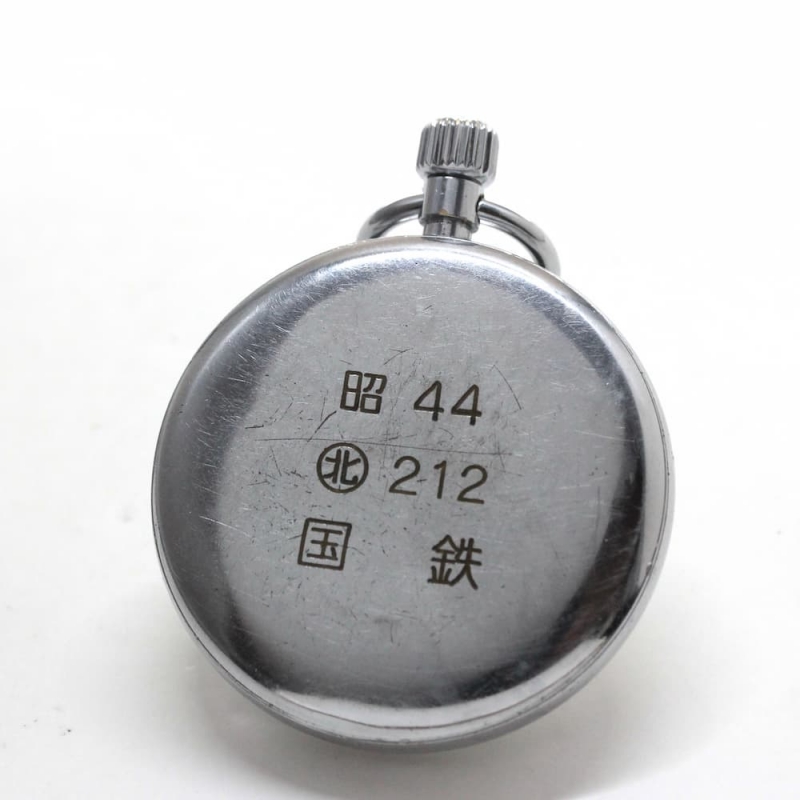 “裏蓋には刻印が”刻まれています