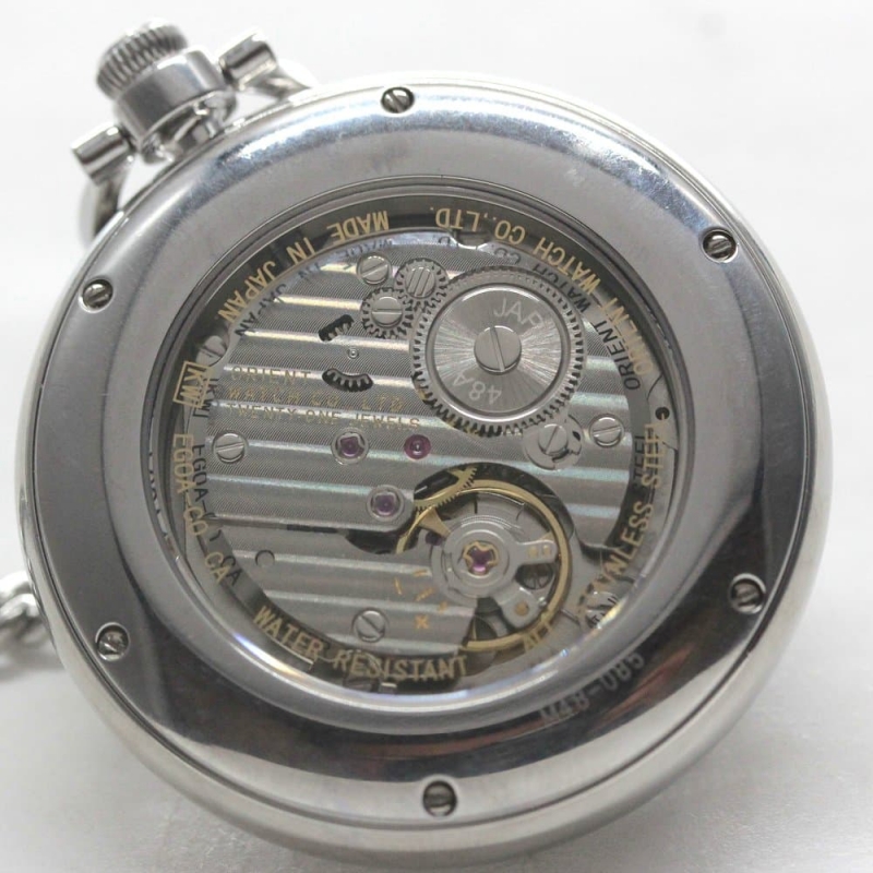 蓋を閉じた状態でも時刻を確認できる独特の機構であるハーフハンター