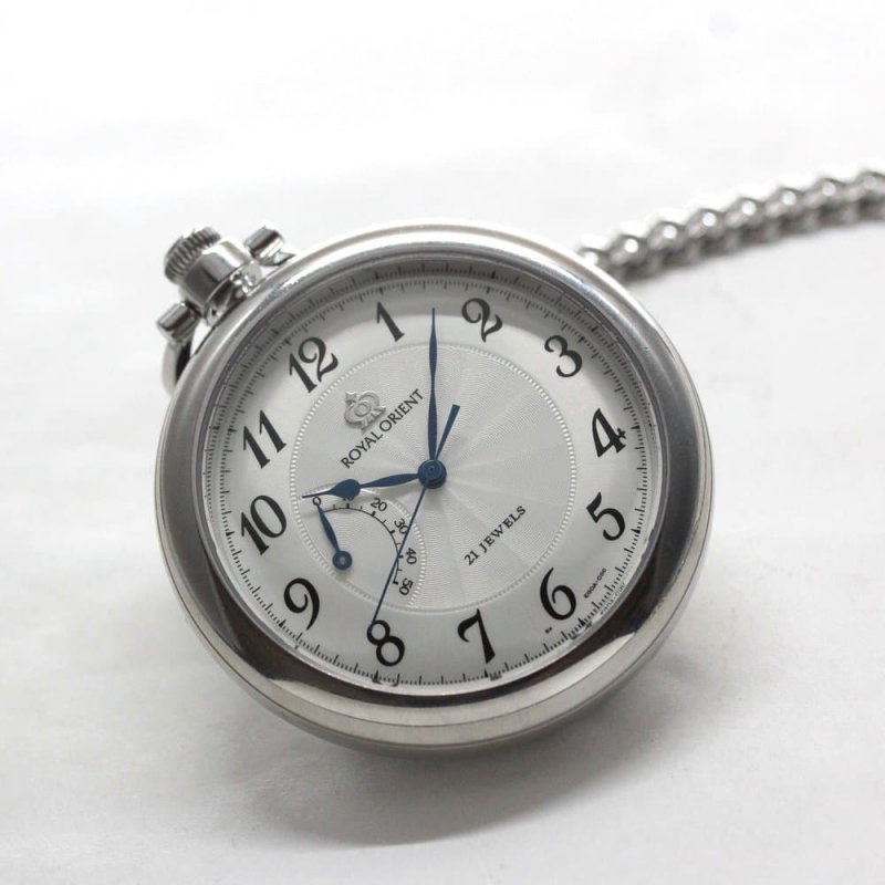 文字盤は日本人に見慣れたアラビア数字文字盤